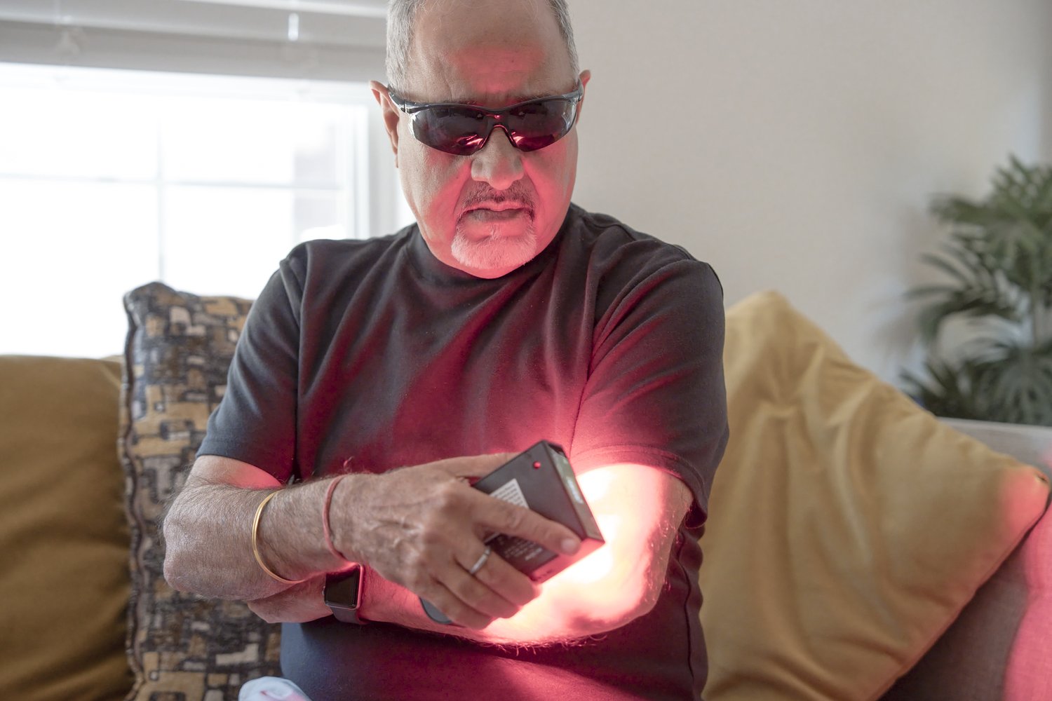 Man using the FOCUS on his forearm