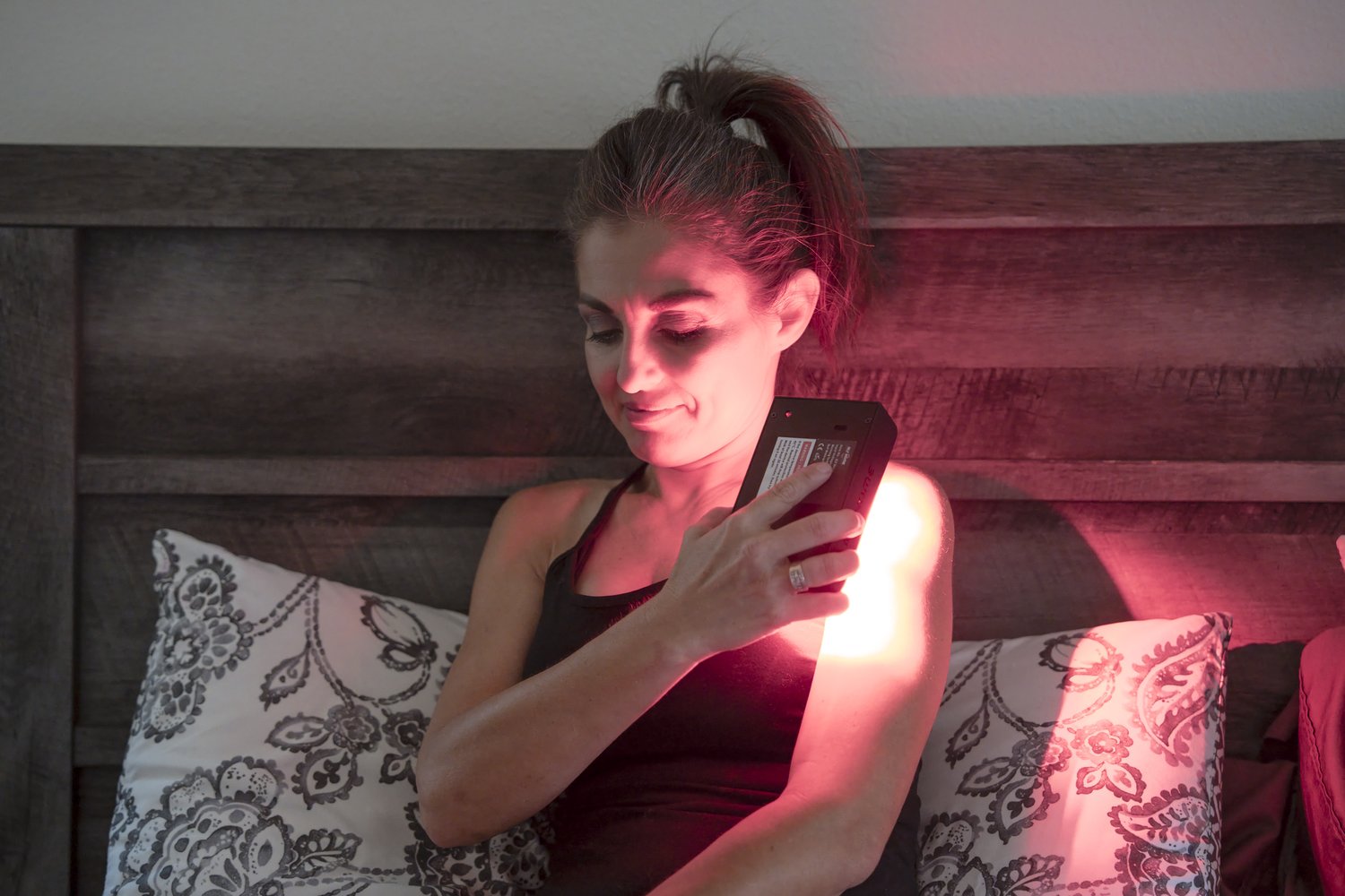 Woman using the Total Spectrum FOCUS on her shoulder